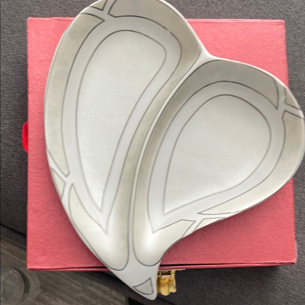 Stylish Heart-Shaped Serveware Plate - Picture 1 of 3